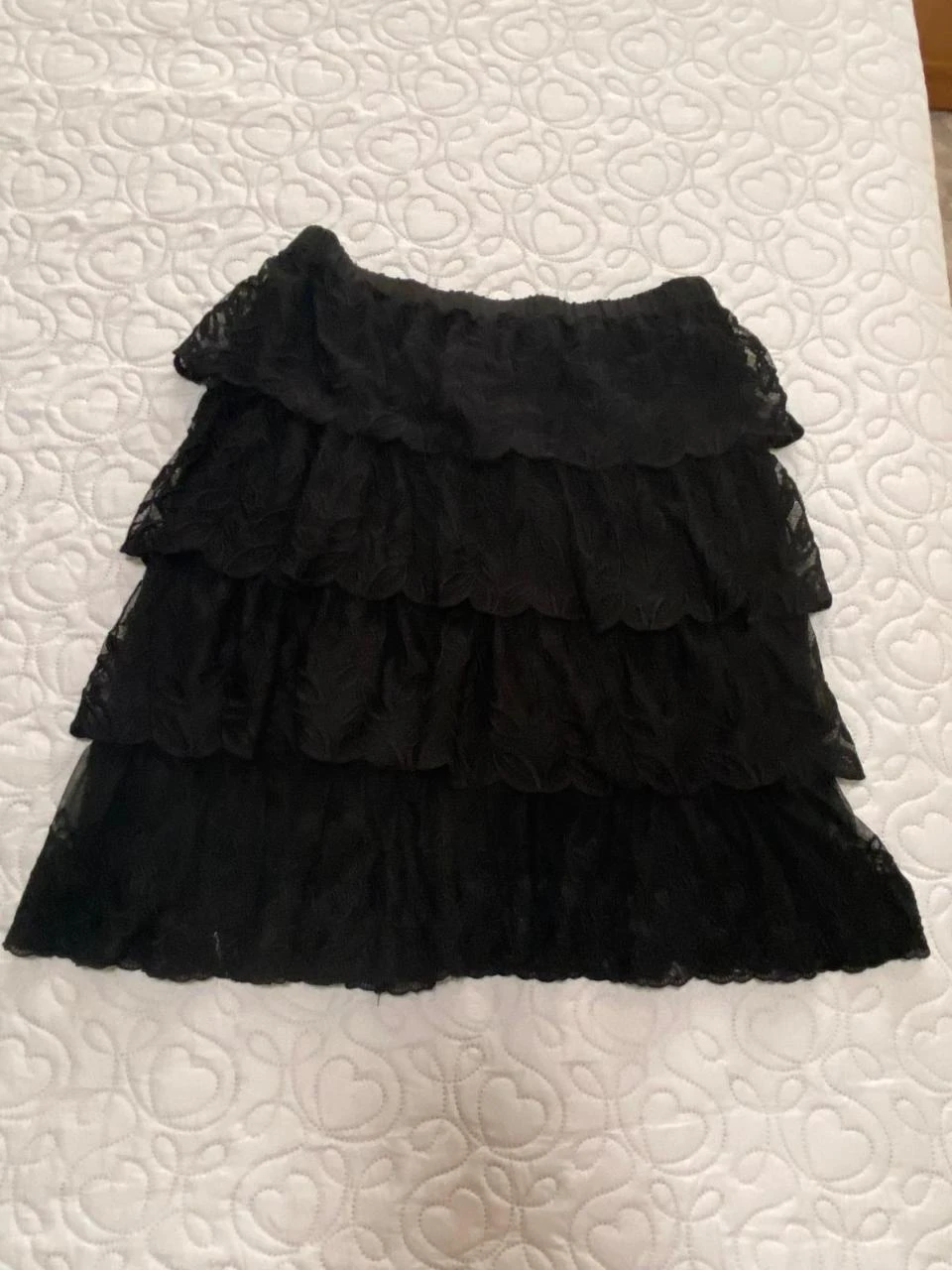 Minissaia preta de renda com babados escalonados, estilo romântico ou coquette – photo 12